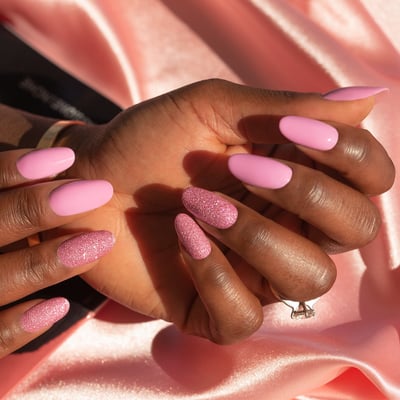 Unghie-rosa-effetto-zucchero